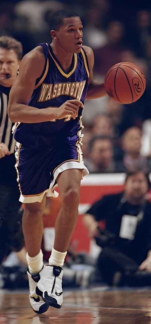 Basketball player dribbling in Washington uniform